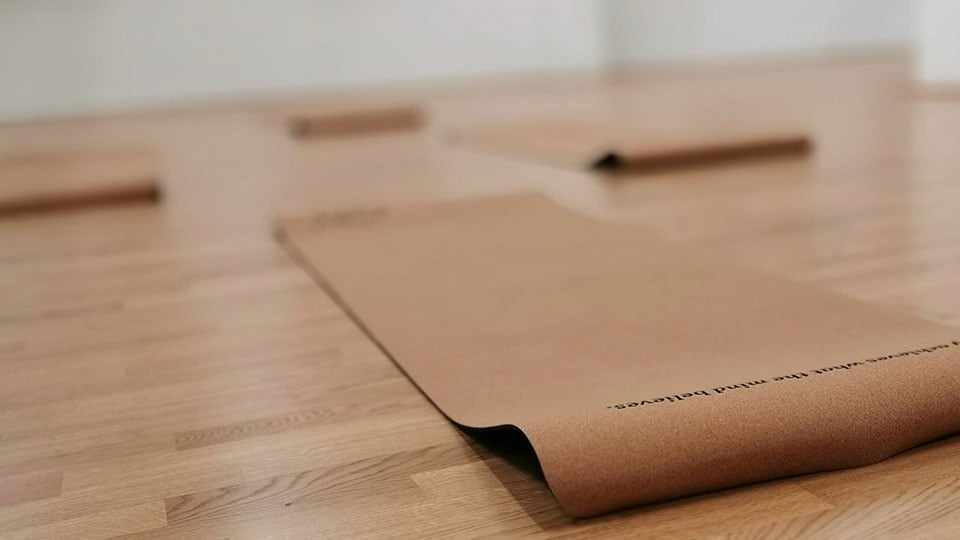 Kork Yoga Matten freuen sich darauf von dir genutzt zu werden.