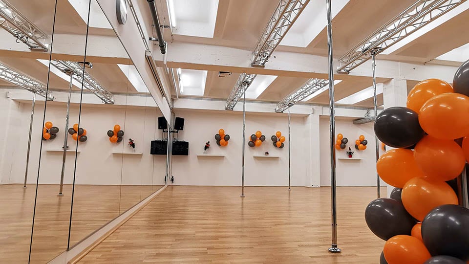 Wegklappbare Pole Dance Stangen, stehen für dich bereit.